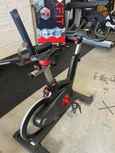 Charger l&#39;image dans la galerie, Vélo Spinning Life Fitness IC5 usagé
