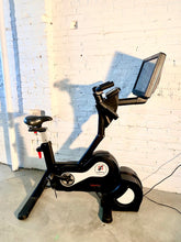 Charger l&#39;image dans la galerie, Expresso Fitness HD vélo vertical (usagé)
