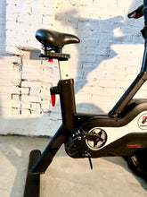 Charger l&#39;image dans la galerie, Expresso Fitness HD vélo vertical (usagé)
