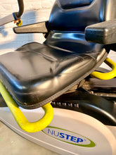 Charger l&#39;image dans la galerie, Vélo stationnaire couché T4R NuStep (usagé)
